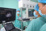 El equipo de médicos del Hospital Central de Hue dirige la realización de un trasplante de órganos procedentes de un donante con muerte cerebral en el Hospital Vietnam-Suecia en Uong Bi, provincia de Quang Ninh. (Fuente: VNA)