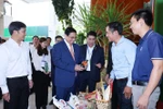 El primer ministro Pham Minh Chinh visita la exhibición de productos agrícolas de la provincia de Tay Ninh. (Fuente: VNA)
