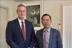 El embajador de Vietnam en Australia, Pham Hung Tam (derecha), y Simon White, presidente de la sección del Consejo Empresarial Australia-Vietnam de Queensland. (Foto: VNA)