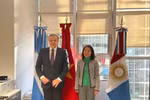 La embajadora vietnamita, Ngo Minh Nguyet y el diputado nacional de la Democracia Cristiana que integra el Bloque Hacemos por Argentina, Juan Fernando Brügge. (Fuente: VNA)