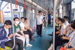 Los pasajeros en el metro Nhon-Hanoi (Foto: hanoimoi.com.vn) 