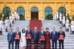 El secretario general del Partido Comunista y presidente de Vietnam, To Lam, y los nuevos embajadores vietnamitas en el extranjero (Fuente: VNA)