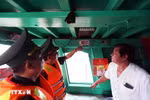 La Guardia Fronteriza de la puerta fronteriza de Cat Lo en la provincia de Vung Tau supervisa el dispositivo de monitoreo en un barco pesquero (Fuente: VNA)