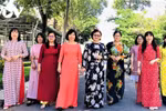 Mujeres de Ciudad Ho Chi Minh presumen túnica tradicional en oficinas de trabajo 