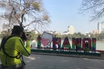 Turistas extranjeros en el lago Hoan Kiem, en Hanoi (Foto: daidoanket.vn)
