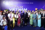 El presidente To Lam junto con los directivos de la VNA y autores ganadores del XVIII Premio Nacional de Prensa, en la ceremonia de premiación, el 21 de junio de 2024. (Foto: VNA)