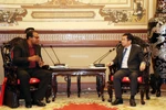 Duong Ngoc Hai, vicepresidente del Comité Popular de Ciudad Ho Chi Minh (derecha), conversa con Waldis González Peinado, vicegobernador de la provincia de Santiago de Cuba. (Foto: VNA)