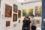 El rincón de pintura lacada del artista Phuong Binh atrae a muchos espectadores. (Foto: VNA)
