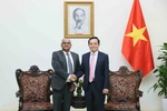El viceprimer ministro Tran Luu Quang (derecha) y el director del BAD para Vietnam, Shantanu Chakraborty. (Foto: VNA)