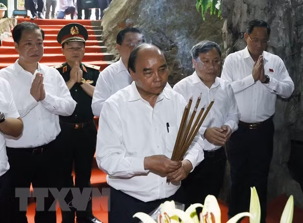 Presidente de Vietnam rinde homenaje a héroes caídos por independencia nacional ảnh 1
