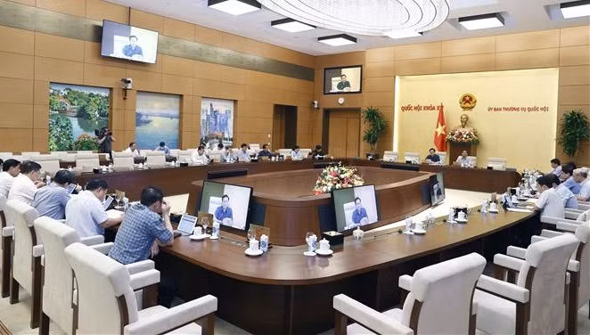Comité Permanente del Parlamento vietnamita evalúa paquetes para desarrollo económico ảnh 1