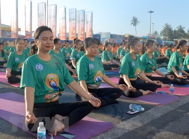 Inauguran el Día Internacional del Yoga en provincia vietnamita de Quang Ninh ảnh 1