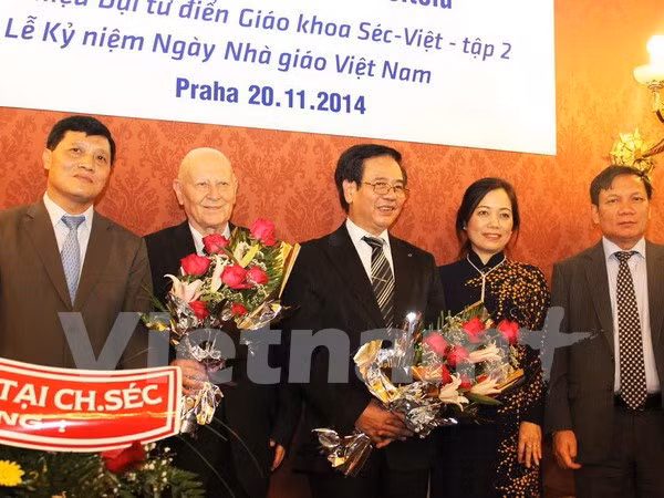 Presentan tercer tomo de gran diccionario checo- vietnamita ảnh 1