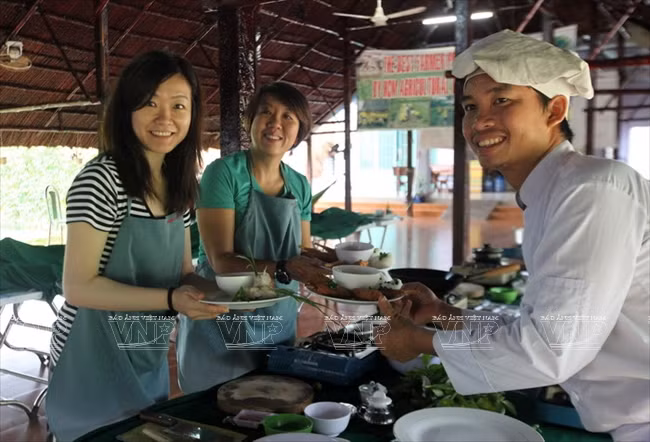 Visitantes extranjeros aprenden a ser agricultores vietnamitas ảnh 7