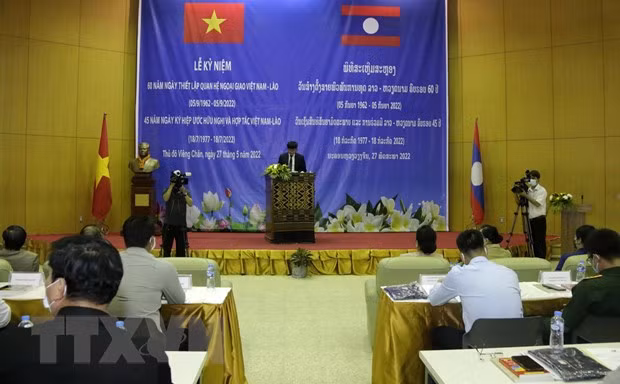 Ministro laosiano alaba cooperación educativa con Vietnam ảnh 1