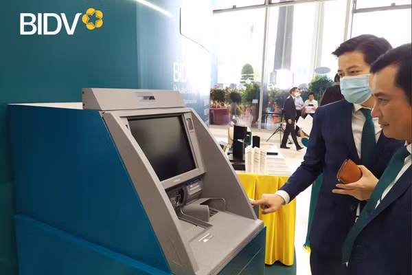 Bancos vietnamitas ponen a prueba servicio de retiro de efectivo con tarjeta de identidad ảnh 1