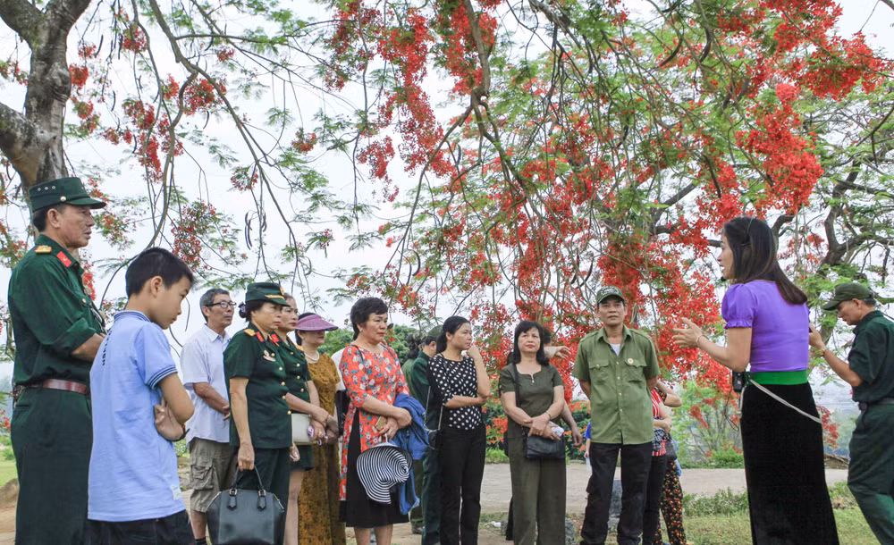 [Fotos] Antiguo campo de batalla de Dien Bien Phu atrae a turistas ảnh 2