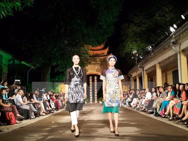 Inauguran en Hanoi Festival de traje tradicional de mujeres de Vietnam ảnh 1