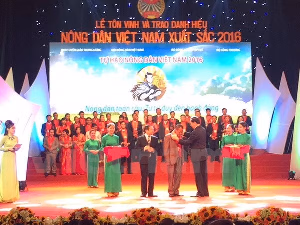 Presidente vietnamita participa en ceremonia de distinguir a campesinos destacados ảnh 1