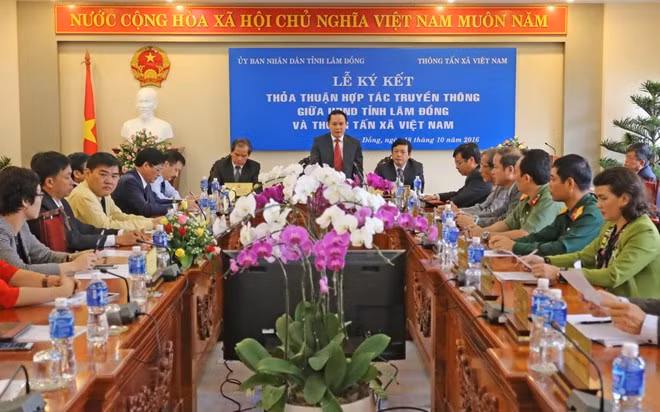VNA firma acuerdo de cooperación informativa con provincia de Lam Dong ảnh 1