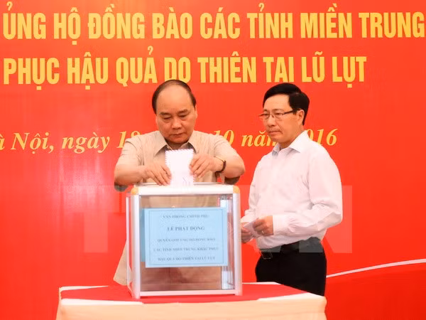 Pueblo de Vietnam se une para ayudar a víctimas de inundaciones ảnh 1