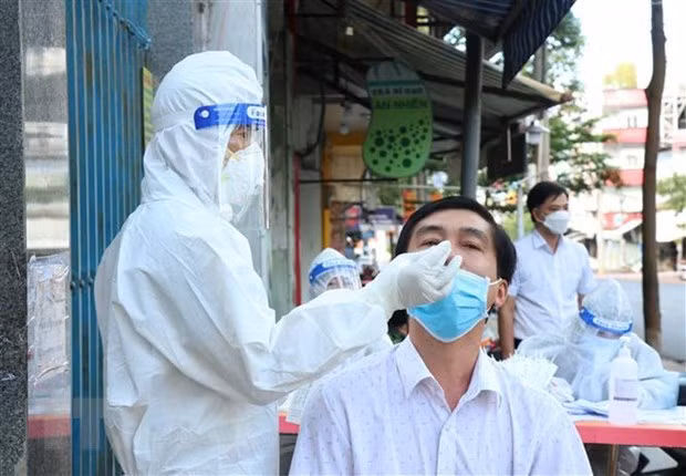 Registra Vietnam más de 13 mil casos nuevos de COVID-19 ảnh 1