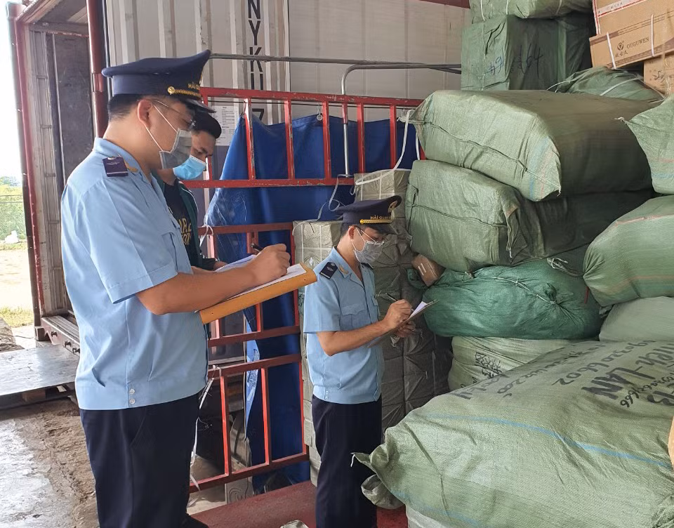 Provincia vietnamita garantiza control pandémico en actividades comerciales ảnh 1