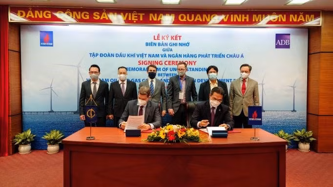 Grupo petrolero de Vietnam y Banco Asiático por promover desarrollo de energía verde ảnh 2