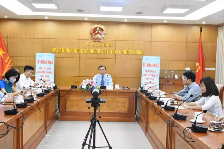 Apoyan a vietnamitas en el extranjero para preservar identidad cultural y tradiciones nacionales ảnh 2