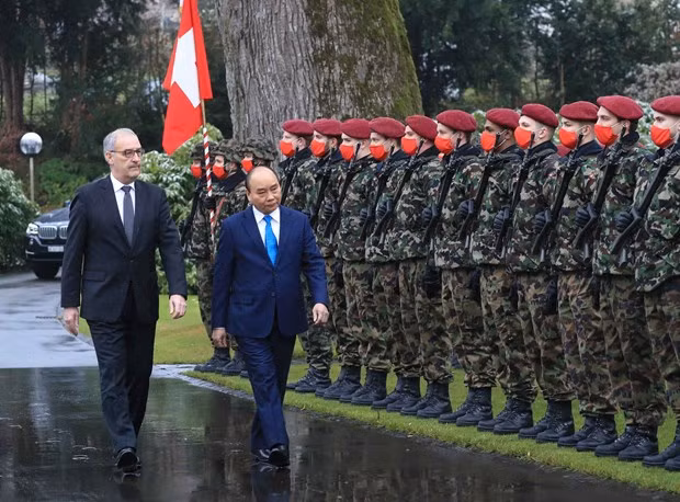 Presidente suizo preside acto de recibimiento a homólogo vietnamita ảnh 1