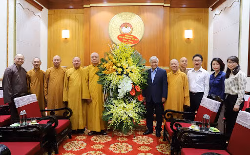 Frente de Patria de Vietnam felicita a Sangha Budista por 40 aniversario de su fundación ảnh 1 Frente de Patria de Vietnam felicita a Sangha Budista por 40 aniversario de su fundación ảnh 1