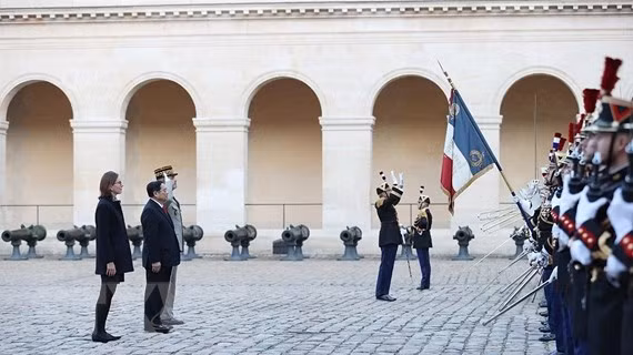 Ceremonia de bienvenida al primer ministro Pham Minh Chinh en Francia ảnh 1