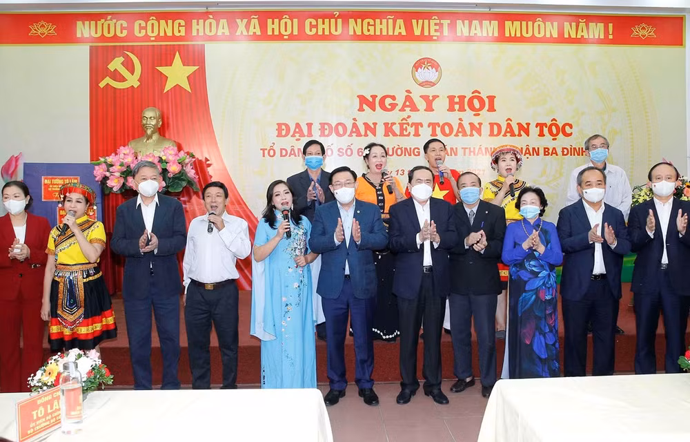 Presidente del Parlamento comparte alegría con hanoyenses en Festival de Gran Unidad Nacional ảnh 1