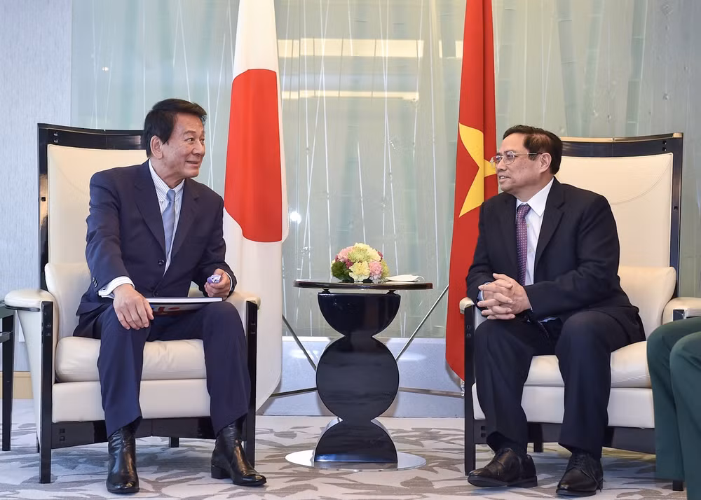 Primer ministro de Vietnam se reúne con expremier de Japón ảnh 2
