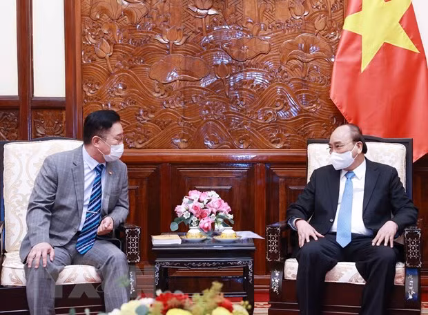 Presidente recibe a un descendiente del rey Ly Thai To en Corea del Sur ảnh 1