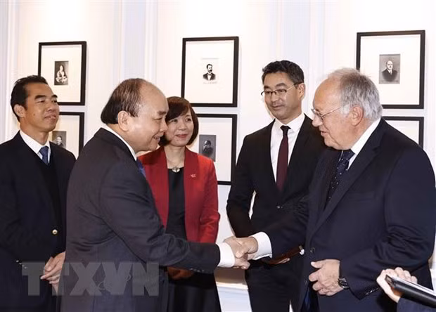 Presidente de Vietnam se reúne con alcalde de Berna y líderes de corporación suiza ảnh 2