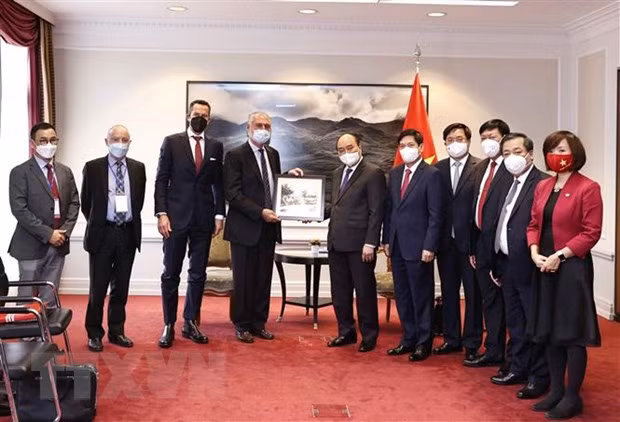 Presidente de Vietnam se reúne con alcalde de Berna y líderes de corporación suiza ảnh 3
