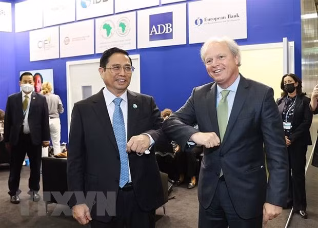 Primer ministro de Vietnam cumple amplio programa de encuentros en Reino Unido ảnh 1