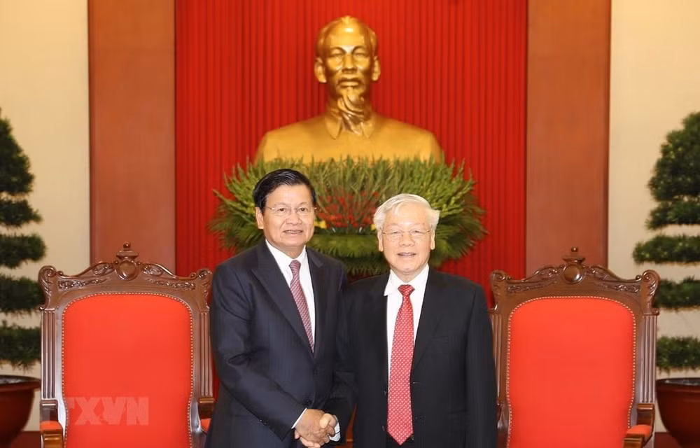 Refleja prensa laosiana visita oficial a Vietnam del primer ministro Thoungloun Sisoulith ảnh 1