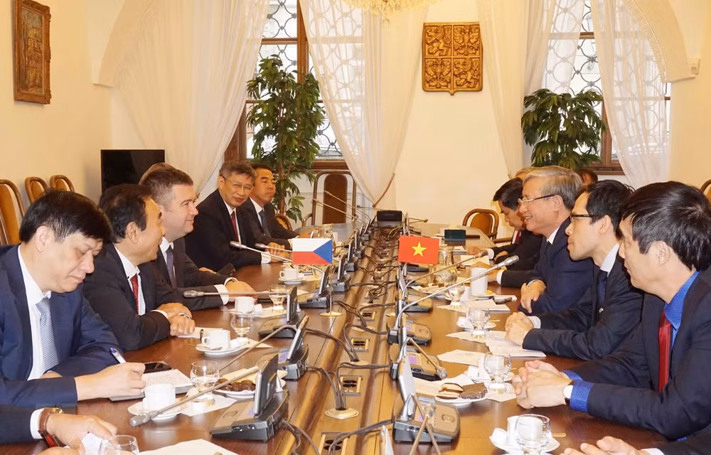 Impulsan relaciones de amistad y cooperación entre Vietnam y República Checa ảnh 1