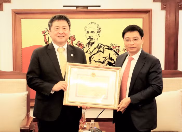 Entregan Orden por el desarrollo del transporte de Vietnam a especialista japonés ảnh 1