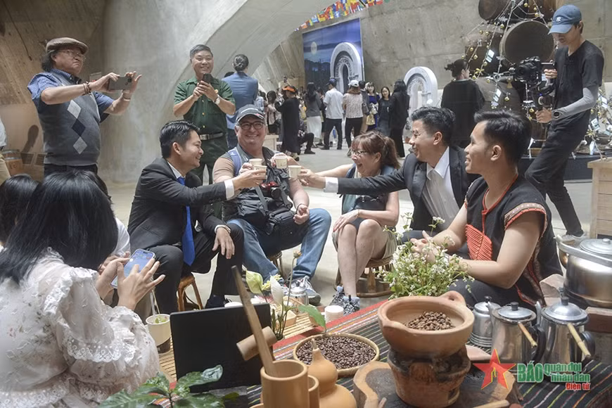 Recrean historia mundial del café en provincia vietnamita de Dak Lak ảnh 2