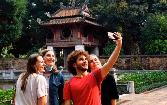 Casi un millón de turistas extranjeros visitan Hanoi en tres meses ảnh 1