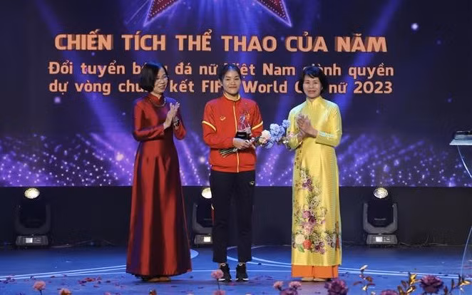 Premios “Dedicación” 2023 honran a artistas musicales y deportistas vietnamitas ảnh 1