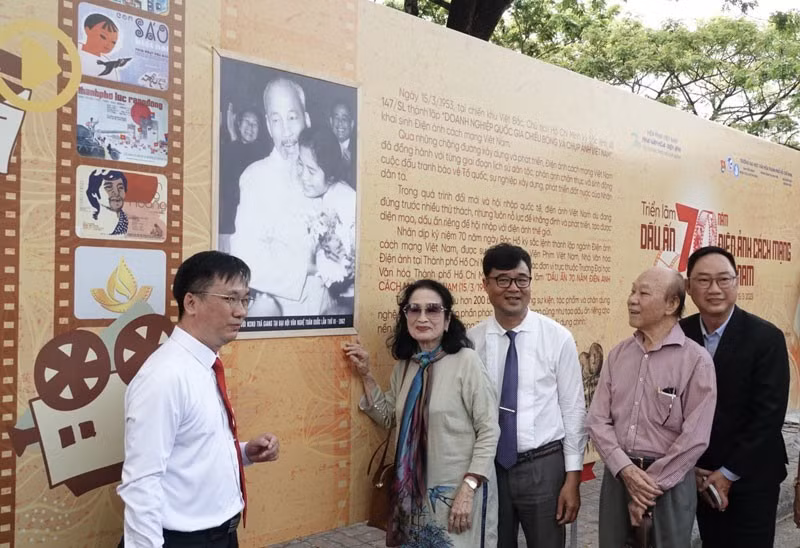 Inauguran exposición fotográfica sobre cine revolucionario de Vietnam ảnh 1