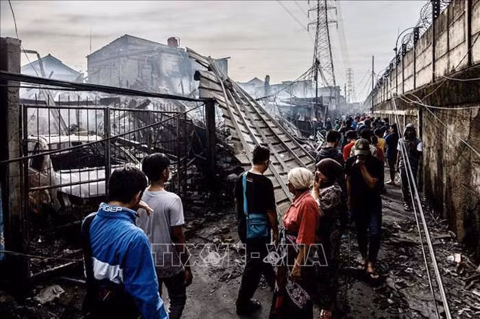 Indonesia: Número de muertos en incendio del depósito de combustible aumenta a 33 ảnh 1