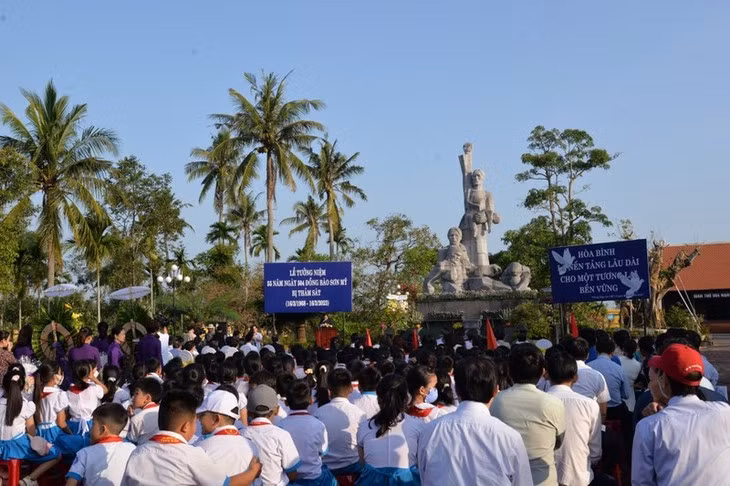 Conmemoran los 55 años de la masacre de Son My en Quang Ngai ảnh 1