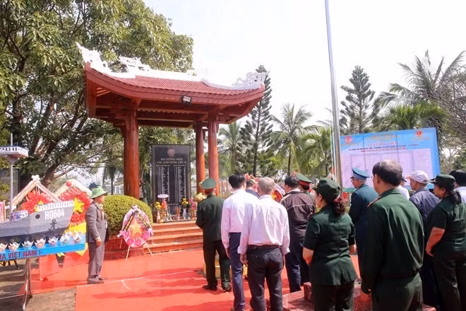 Efectúan en Da Nang ceremonia en homenaje a soldados caídos en la batalla de Gac Ma ảnh 2