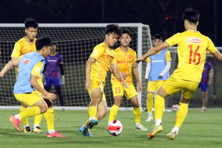 Sub-23 de Vietnam está listo para partido contra Kirguistán en Copa Doha 2023 ảnh 1