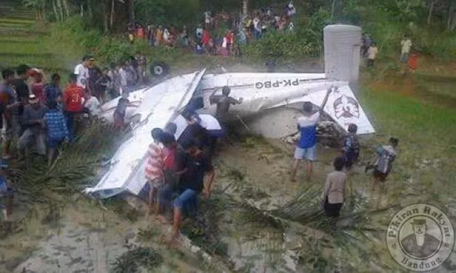 Se estrella avión de entrenamiento en el Oeste de Indonesia ảnh 1